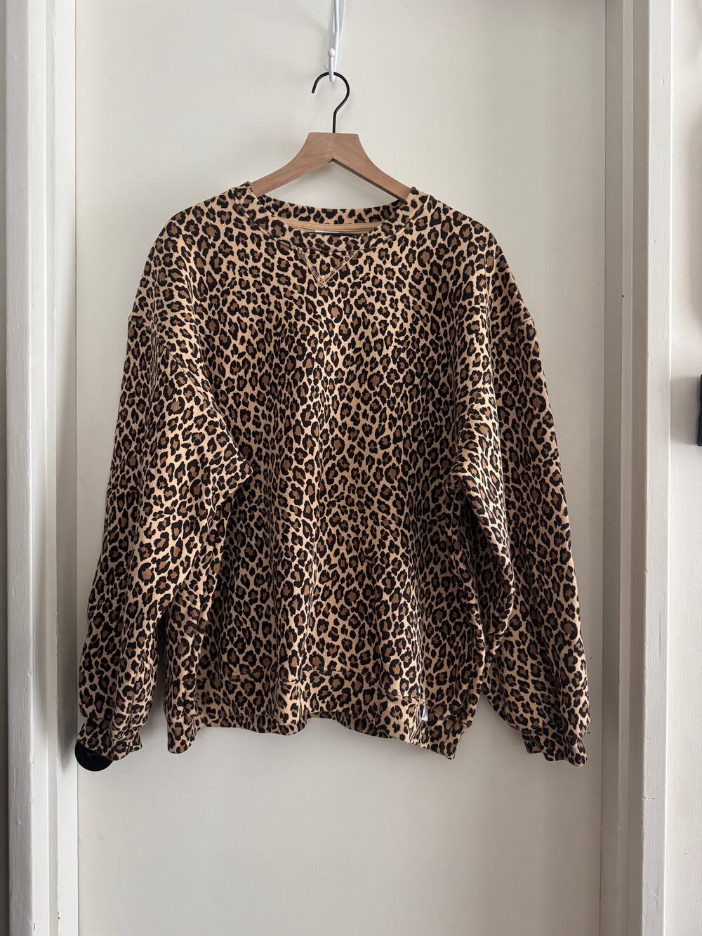AKIMBO CLUB leopard print 100% organic cotton crewneck sweatshirt